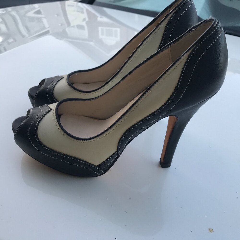 Woman shoes by Steve Madden. Size: 7M